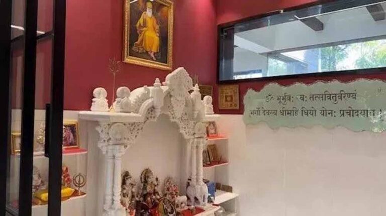 पूजा में बढ़ेगी सकारात्मक ऊर्जा: जानें मंदिर की सही दिशा और वास्तु नियम पूजा में बढ़ेगी सकारात्मक ऊर्जा: जानें मंदिर की सही दिशा और वास्तु नियम