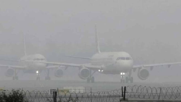 ठंड के साथ बढ़ा प्रदूषण का प्रकोप, दिल्ली में घने कोहरे से उड़ान सेवाएं प्रभावित; सरकार अलर्ट ठंड के साथ बढ़ा प्रदूषण का प्रकोप, दिल्ली में घने कोहरे से उड़ान सेवाएं प्रभावित; सरकार अलर्ट