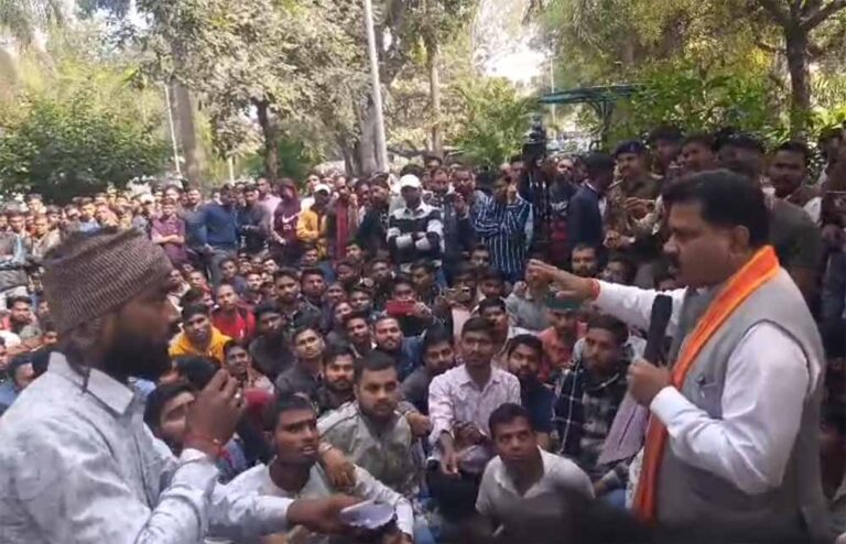 आरक्षक भर्ती विवाद: गृह मंत्री विजय शर्मा ने किया वन-टू-वन संवाद, बोले– गलती हुई तो नहीं बख्शेंगे आरक्षक भर्ती विवाद: गृह मंत्री विजय शर्मा ने किया वन-टू-वन संवाद, बोले– गलती हुई तो नहीं बख्शेंगे