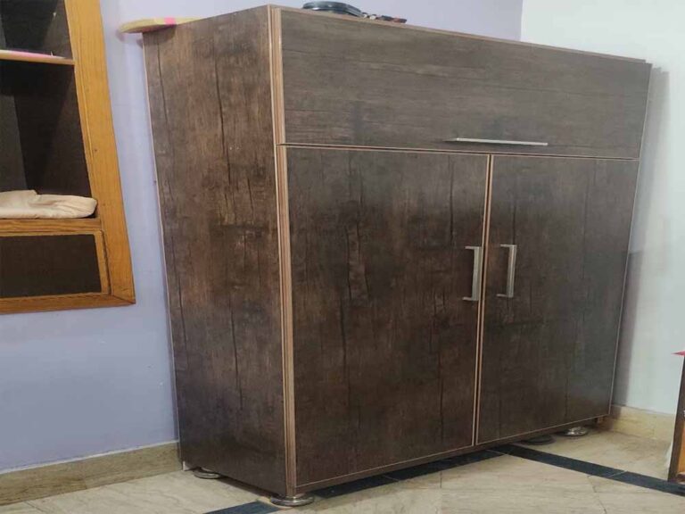 वास्तु शास्त्र: अलमारी के ऊपर रखा यह सामान बन सकता है परेशानी की वजह