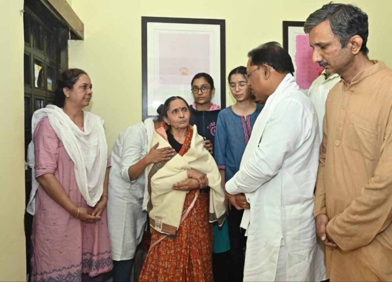 विनोद कुमार शुक्ल को नम आंखों से श्रद्धांजलि, मुख्यमंत्री विष्णु देव साय ने पार्थिव शरीर को दिया कंधा