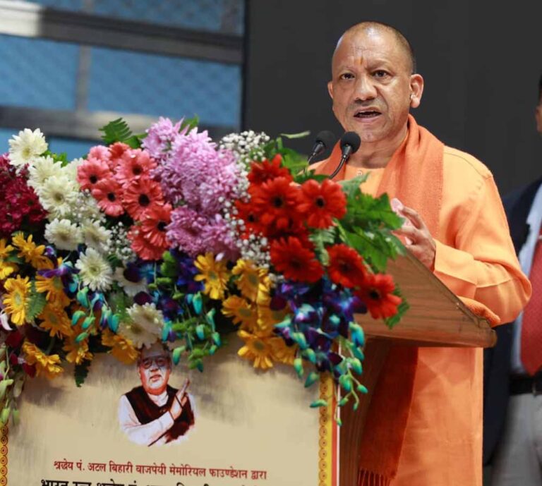 मुख्यमंत्री योगी आदित्यनाथ ने बांग्लोदश की घटना पर विपक्ष के मौन होने पर किया करारा प्रहार