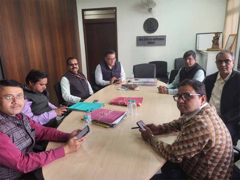 गांधी मेडिकल कॉलेज में रिक्त चिकित्सा अधिकारी सीनियर रेसिडेंट एवं जूनियर रेसिडेंट के पदों की भर्ती को लेकर बैठक सम्पन हुई