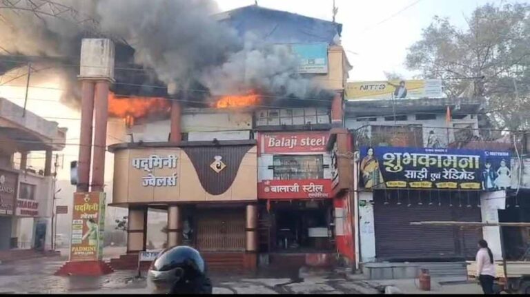 एसएस प्लाजा में आग से मचा हड़कंप, कई दुकानों को भारी नुकसान, घंटों चला रेस्क्यू ऑपरेशन
