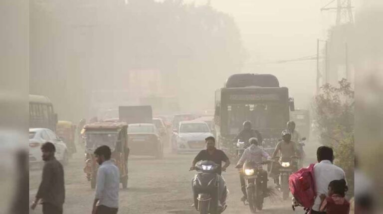 दमघोंटू दिल्ली: AQI 400+ पहुंचा, दो दिन भारी प्रदूषण का अलर्ट, नजरें बारिश पर दमघोंटू दिल्ली: AQI 400+ पहुंचा, दो दिन भारी प्रदूषण का अलर्ट, नजरें बारिश पर