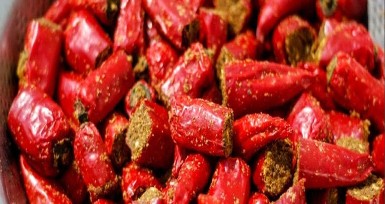 लाल मिर्ची का स्वादिष्ट भरवां अचार: यूपी-बिहार की पसंदीदा रेसिपी