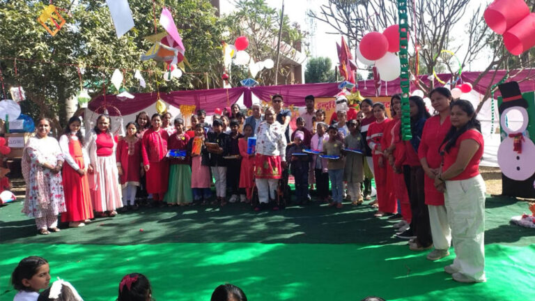 भोपाल में बच्चों ने सांता क्लॉज बनकर बाँटी खुशियाँ