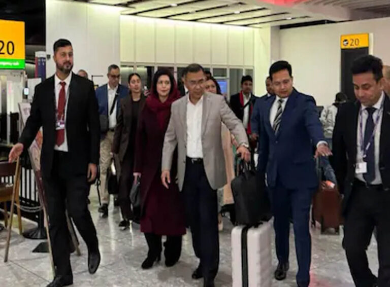 तारिक रहमान की वापसी: 17 साल बाद बांग्लादेश, मोहम्मद यूनुस की गद्दी पर सवाल? तारिक रहमान की वापसी: 17 साल बाद बांग्लादेश, मोहम्मद यूनुस की गद्दी पर सवाल?