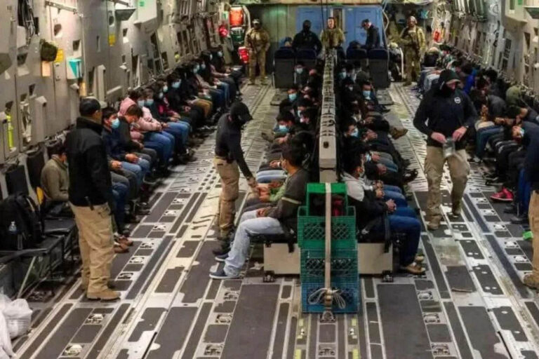 अमेरिका को पीछे छोड़ा, इस मुस्लिम देश ने 2025 में निकाले सबसे ज्यादा भारतीय