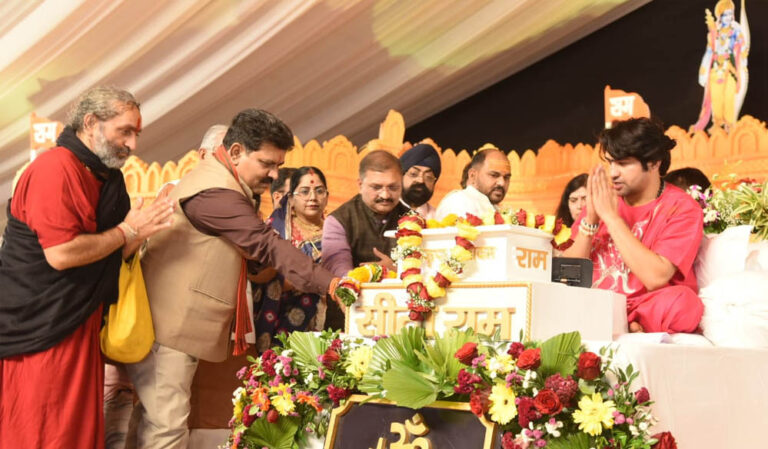 हनुमंत कथा के चौथे दिन उप मुख्यमंत्री विजय शर्मा हुए शामिल, पं. धीरेंद्र शास्त्री से लिया आशीर्वाद