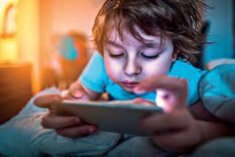 बच्चों के लिए चेतावनी: 13 साल से पहले स्मार्टफोन से मानसिक स्वास्थ्य पर पड़ते हैं नकारात्मक असर