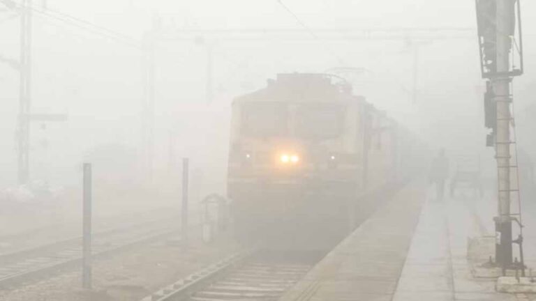 10 घंटे की यातना: कोहरे में फंसी राजधानी एक्सप्रेस, यात्रियों को मिली सिर्फ एक कटोरी खिचड़ी