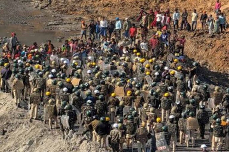 लाठी-डंडे और कुल्हाड़ी से किया हमला, खदान विस्तार को लेकर तनाव भड़क उठा लाठी-डंडे और कुल्हाड़ी से किया हमला, खदान विस्तार को लेकर तनाव भड़क उठा