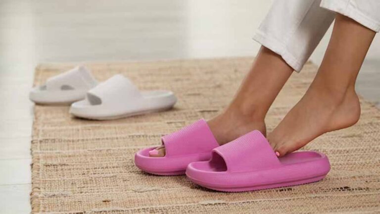 इन जगहों पर भूलकर भी न पहनें चप्पल, नहीं तो घर में आती है नकारात्मक ऊर्जा इन जगहों पर भूलकर भी न पहनें चप्पल, नहीं तो घर में आती है नकारात्मक ऊर्जा