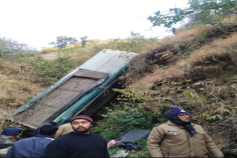 अल्मोड़ा में बस दुर्घटना, खाई में गिरी बस, 6 की मौत, सीएम धामी ने व्यक्त किया दुख