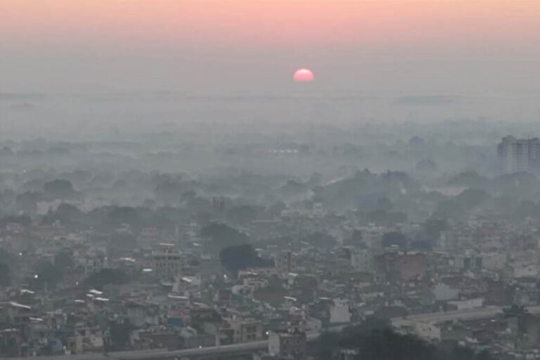 मध्य प्रदेश के कई शहरों में कड़ाके की ठंड, नौगांव में तापमान 3.1 डिग्री, डिंडौरी में ओस जमी मध्य प्रदेश के कई शहरों में कड़ाके की ठंड, नौगांव में तापमान 3.1 डिग्री, डिंडौरी में ओस जमी