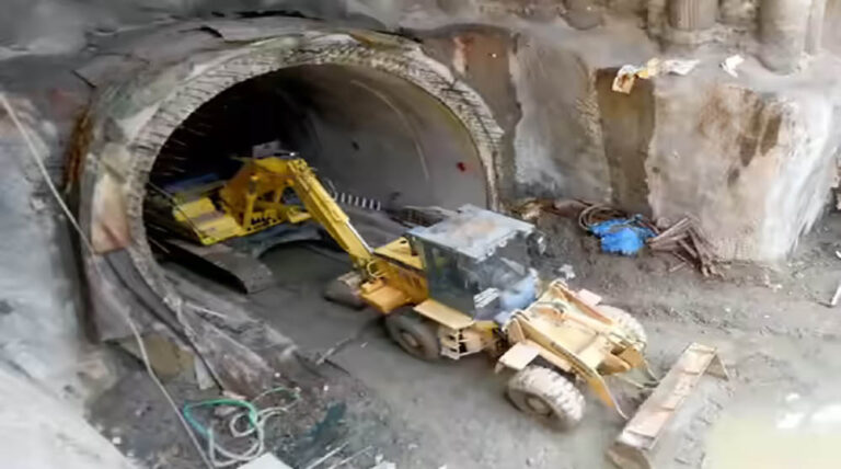 घनी आबादी के बीच भोपाल मेट्रो का अंडरग्राउंड निर्माण, बेंगलुरु से आईं नई मशीनें घनी आबादी के बीच भोपाल मेट्रो का अंडरग्राउंड निर्माण, बेंगलुरु से आईं नई मशीनें