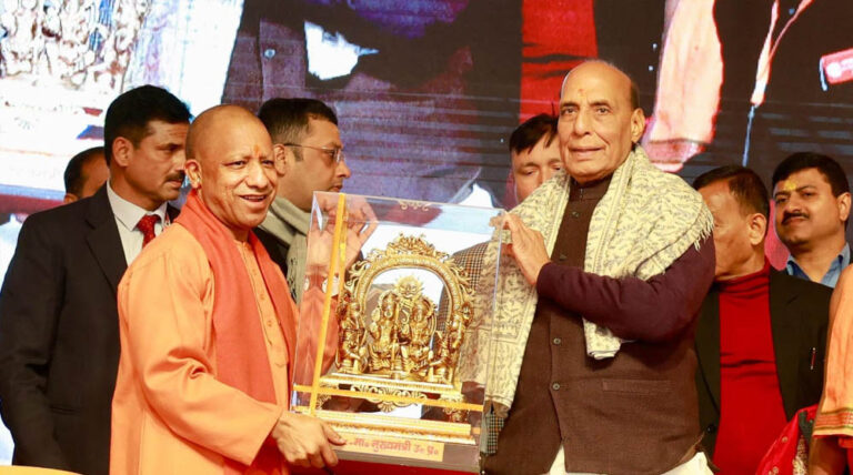 श्री राम जन्मभूमि परिसर में मां अन्नपूर्णा मंदिर के शिखर पर रक्षा मंत्री ने की धर्मध्वजा की स्थापना