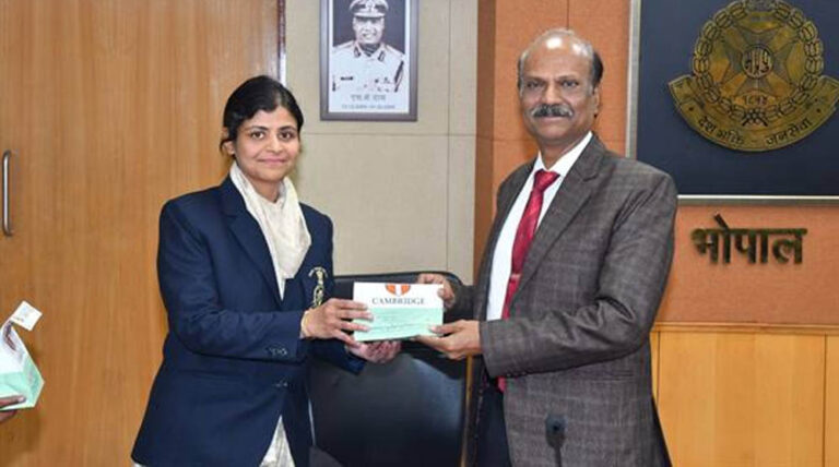 नववर्ष पर नवाचार, ईमानदारी और जनसेवा के संकल्प से कार्य करें—डीजीपी कैलाश मकवाणा नववर्ष पर नवाचार, ईमानदारी और जनसेवा के संकल्प से कार्य करें—डीजीपी कैलाश मकवाणा