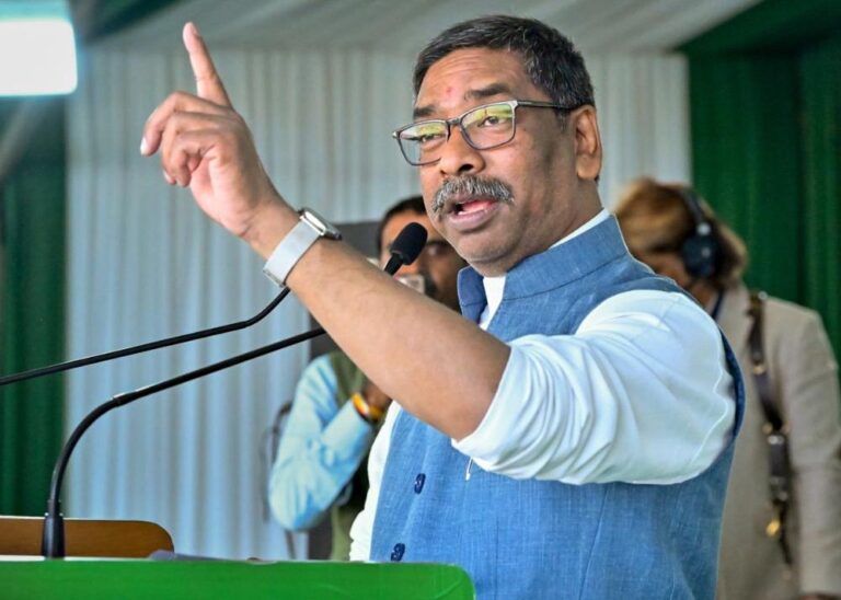 झारखंड में नया सियासी बम—पोस्टर विवाद और हेमंत सोरेन की दिल्ली यात्रा ने बढ़ाई अटकलें