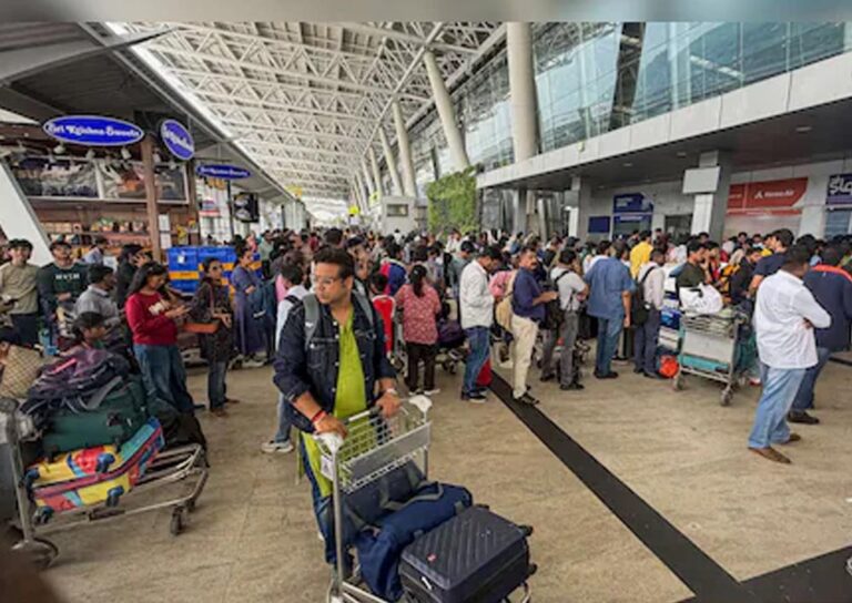 इंडिगो की फ्लाइट कैंसिल, MP में फंसे यात्री: शादी के लिए ट्रेन पकड़ी, री-शेड्यूलिंग के कोई आसार नहीं अगले 3 दिन