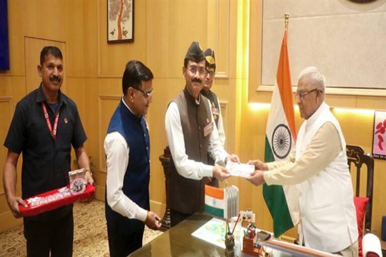 सशस्त्र सेना झंडा दिवस: राज्यपाल पटेल को लगाया गया ध्वज, लोकभवन में कार्यक्रम आयोजित