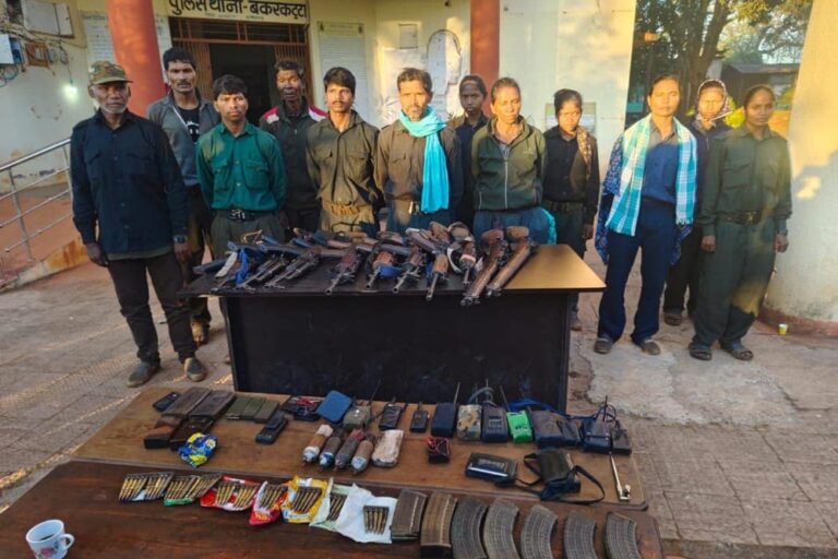 बालाघाट जिला अब नक्सल मुक्त, 12 कमांडरों ने AK-47 समेत हथियार सौंपे
