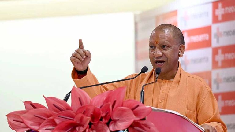 फोटो विवाद पर अखिलेश यादव का पलटवार: कफ सिरप आरोपियों के साथ दिखने वालों पर चले बुलडोजर