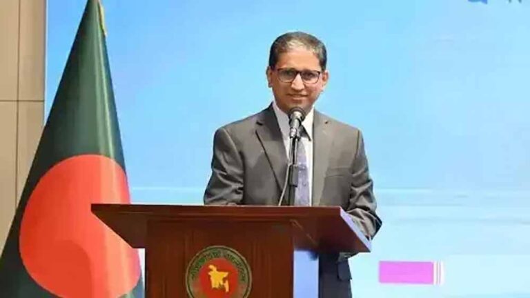 ढाका में सुरक्षा संकट: भारत ने वीजा सेवाएं रोकीं, एमईए ने बांग्लादेश से मांगा जवाब ढाका में सुरक्षा संकट: भारत ने वीजा सेवाएं रोकीं, एमईए ने बांग्लादेश से मांगा जवाब