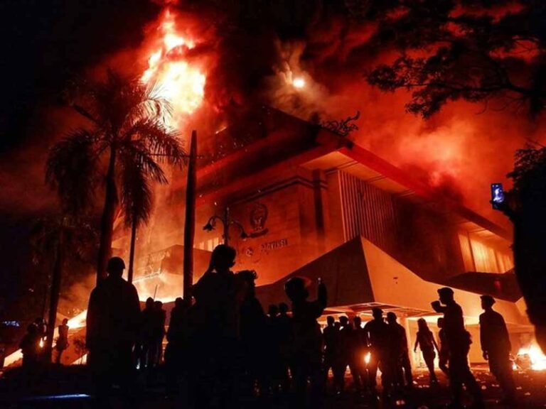 दफ्तर में कहर बनकर टूटी आग: इंडोनेशिया की 7 मंजिला इमारत में कम-से-कम 20 लोगों की जान गई