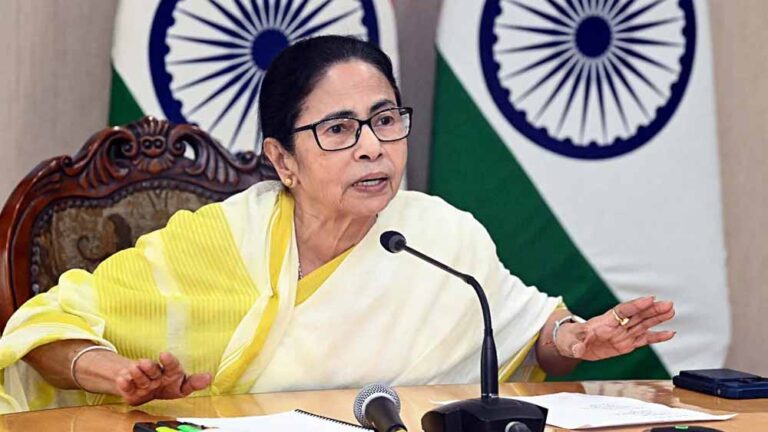 बंगाली मजदूरों पर कथित उत्पीड़न को लेकर ममता बनर्जी का केंद्र और भाजपा शासित राज्यों पर तीखा हमला बंगाली मजदूरों पर कथित उत्पीड़न को लेकर ममता बनर्जी का केंद्र और भाजपा शासित राज्यों पर तीखा हमला