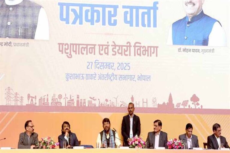 दुग्ध संकलन के साथ किसानों की आय बढ़ाने हो रहे हैं समन्वित प्रयास : पशुपालन एवं डेयरी राज्यमंत्री पटेल