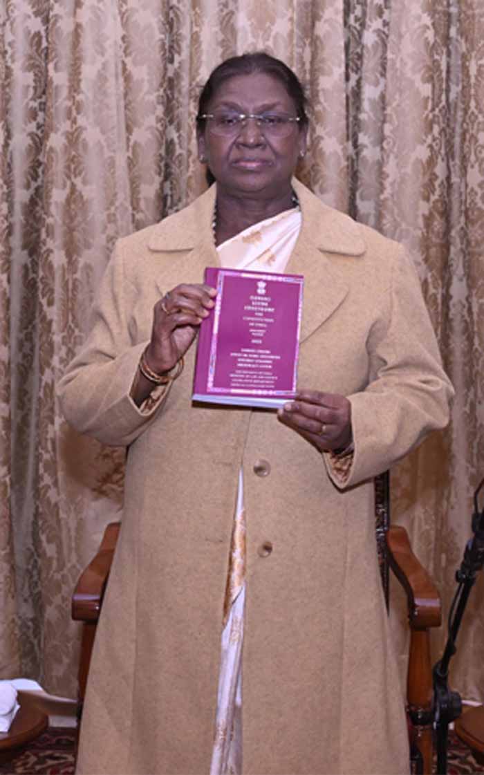 संविधान की नई पहचान: राष्ट्रपति द्रौपदी मुर्मू ने संथाली भाषा में किया संविधान का विमोचन संविधान की नई पहचान: राष्ट्रपति द्रौपदी मुर्मू ने संथाली भाषा में किया संविधान का विमोचन