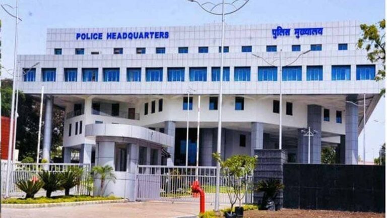 पुलिस मुख्यालय परिवार द्वारा चार सेवानिवृत्‍त कर्मचारियों को भावभीनी विदाई