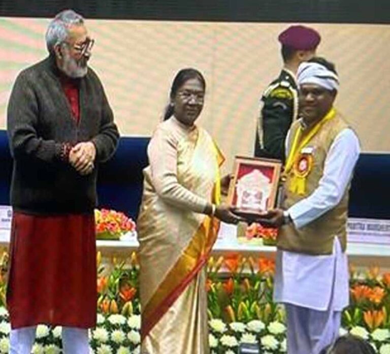 राष्ट्रपति श्रीमती द्रौपदी मुर्मू ने मप्र के भरेवा शिल्पकार बलदेव वाघमारे को किया सम्मानित