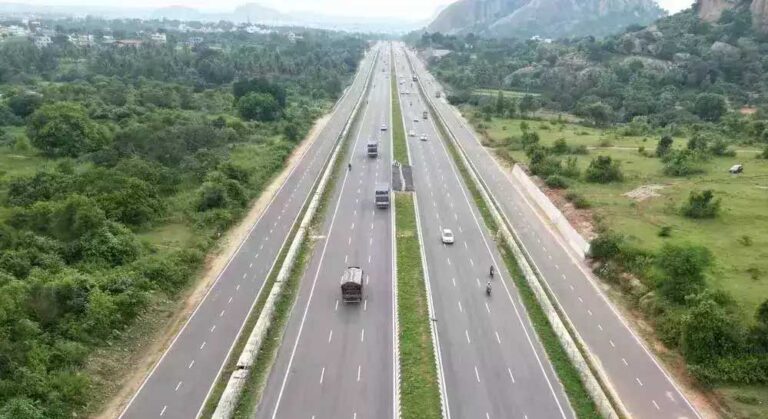 योगी सरकार ने प्रदेश में बिछाया सड़कों का बड़ा नेटवर्क