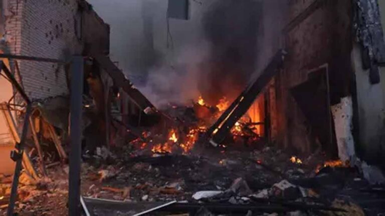 डिप्लोमेसी से पहले तबाही का संदेश, जेलेंस्की-ट्रंप बैठक से पहले रूस ने यूक्रेन पर बरसाए मिसाइल-ड्रोन