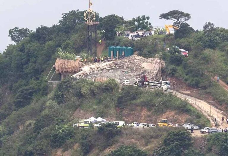 हिंदू मंदिर पर टूटा कहर: चार मंजिला इमारत ढही, कई श्रद्धालकों की जान गई