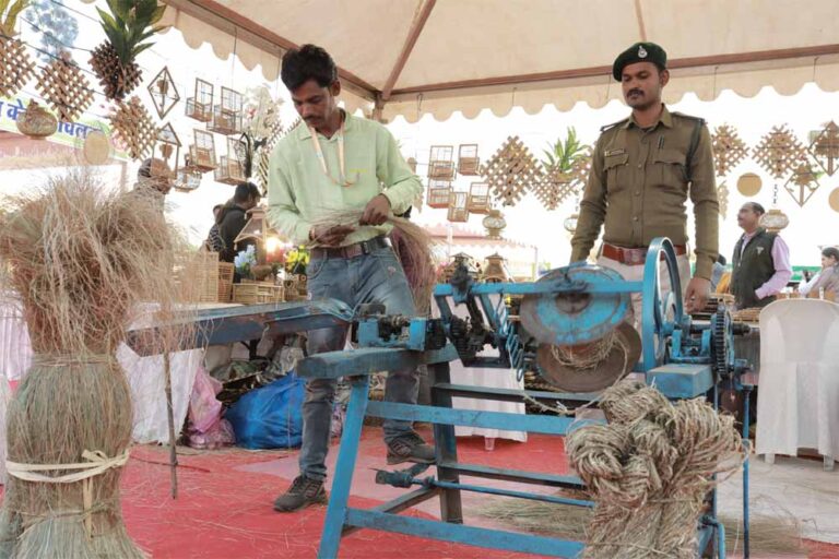 120 चिकित्सकों-वैद्यों ने 400 से अधिक मरीजों को दिया निःशुल्क परामर्श