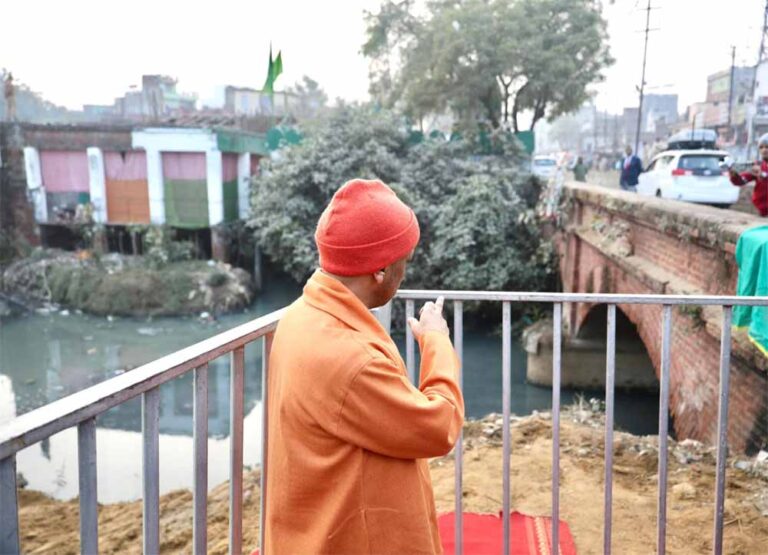 निर्माणाधीन गोरखपुर-पिपराइच फोरलेन मार्ग का सीएम योगी आदित्यनाथ ने किया निरीक्षण निर्माणाधीन गोरखपुर-पिपराइच फोरलेन मार्ग का सीएम योगी आदित्यनाथ ने किया निरीक्षण