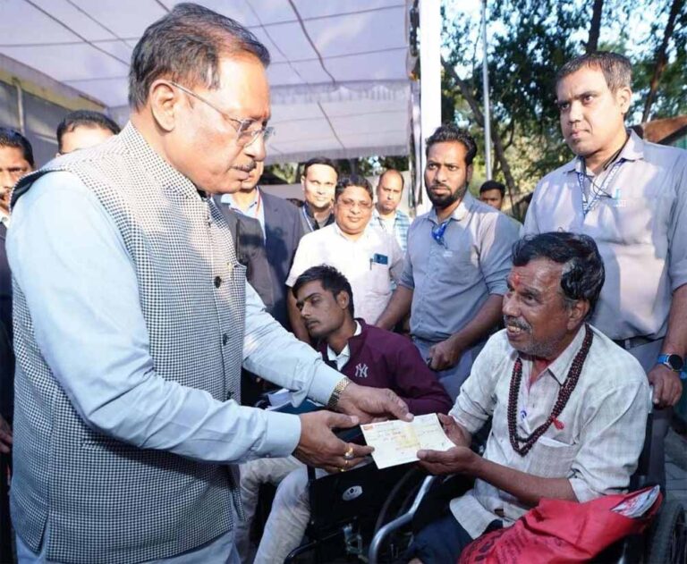 संवेदनशील शासन की मिसाल: जनदर्शन में मुख्यमंत्री साय ने मौके पर सुलझाईं समस्याएँ