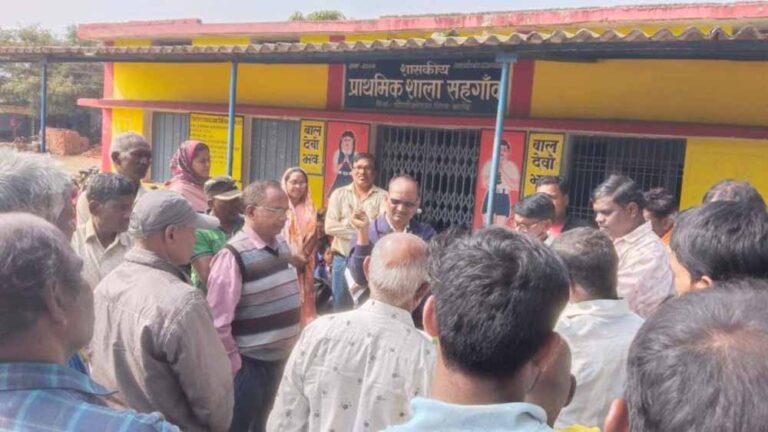 शिक्षक नहीं, पढ़ाई ठप: प्राथमिक स्कूल में तालेबंदी पर उतरे पालक शिक्षक नहीं, पढ़ाई ठप: प्राथमिक स्कूल में तालेबंदी पर उतरे पालक