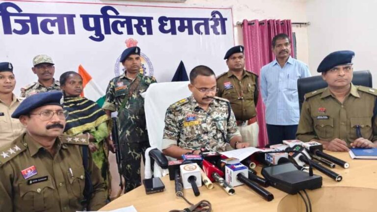 धमतरी में बड़ी कामयाबी: 5 लाख की इनामी नक्सली भूमिका ने पुलिस के सामने डाला हथियार धमतरी में बड़ी कामयाबी: 5 लाख की इनामी नक्सली भूमिका ने पुलिस के सामने डाला हथियार