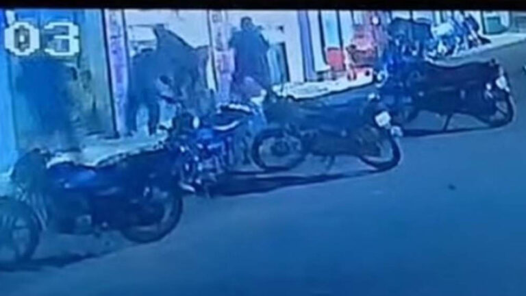 खंडवा में व्यापारी से 2 करोड़ की ज्वेलरी लूटी, फायरिंग से मची भगदड़; 7 बदमाशों ने 900 ग्राम सोना और 80 किलो चांदी लूटे