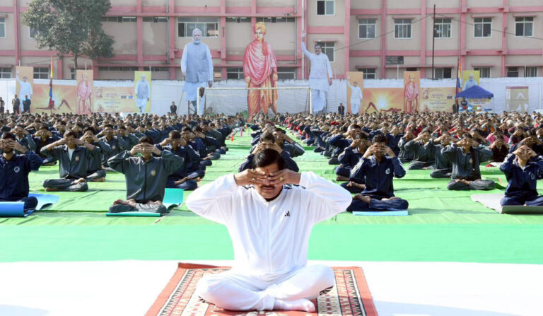स्वामी विवेकानंद जयंती पर भोपाल में आयोजित सामूहिक सूर्य नमस्कार कार्यक्रम में सीएम ने किया योगाभ्यास स्वामी विवेकानंद जयंती पर भोपाल में आयोजित सामूहिक सूर्य नमस्कार कार्यक्रम में सीएम ने किया योगाभ्यास