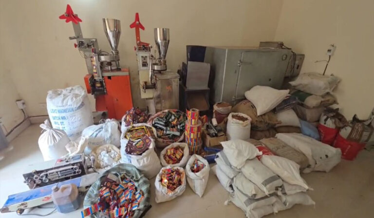 इंदौर में नकली पान मसाला कारखाने का पर्दाफाश, कारोबारी समेत तीन आरोपी गिरफ्तार इंदौर में नकली पान मसाला कारखाने का पर्दाफाश, कारोबारी समेत तीन आरोपी गिरफ्तार