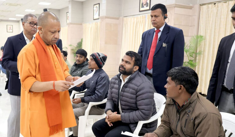 मुख्यमंत्री ने सोमवार को किया ‘जनता दर्शन’, प्रदेश के विभिन्न जनपदों से आए प्रार्थीगणों की समस्याएं सुनीं मुख्यमंत्री ने सोमवार को किया ‘जनता दर्शन’, प्रदेश के विभिन्न जनपदों से आए प्रार्थीगणों की समस्याएं सुनीं