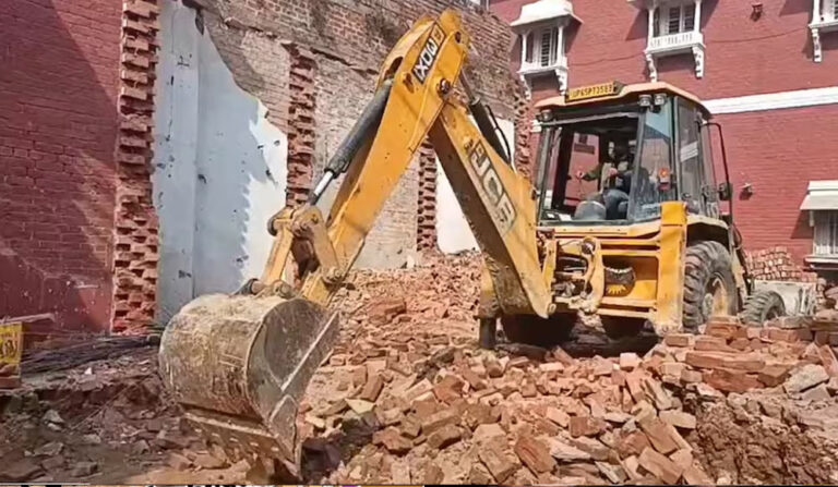 देवरिया, संभल और वाराणसी में प्रशासन का एक्शन, मजार और सरकारी जमीन पर बने मकान ध्वस्त देवरिया, संभल और वाराणसी में प्रशासन का एक्शन, मजार और सरकारी जमीन पर बने मकान ध्वस्त