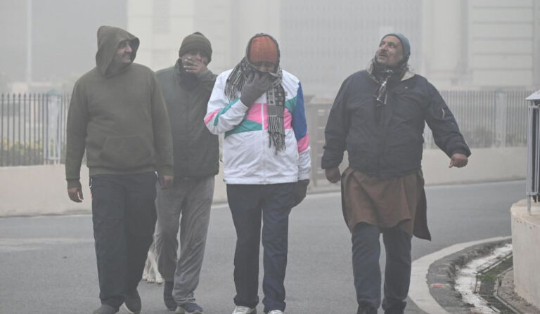 दिल्ली में कड़ाके की ठंड, पारा 2.9°C तक गिरा, IMD ने जारी किया मौसम अलर्ट