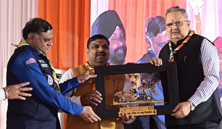 युवा संसद में डॉ. रमन सिंह बने अध्यक्ष और बच्चे बने सांसद, लोकहित के मुद्दों पर हुई चर्चा